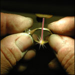 cambio de aro de un anillo utilizando un soldador láser, reparación de joyas con soldadura por láser